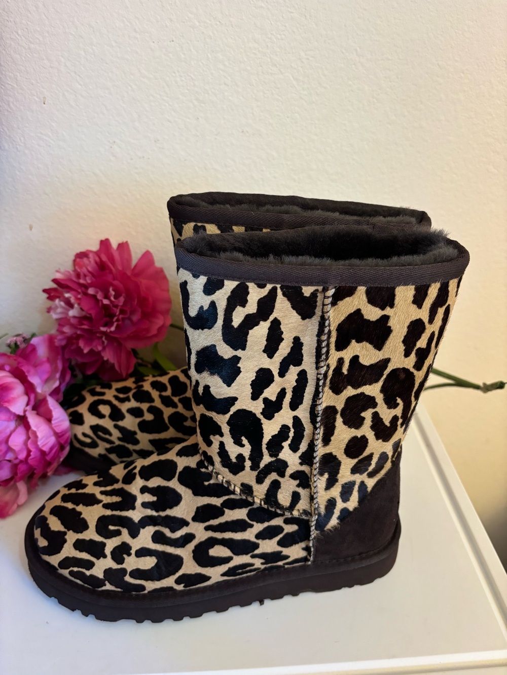 UGG Classic Short Leopard Print, Womens Size 6, Like New, In Original Box - Picture 2 of 11
